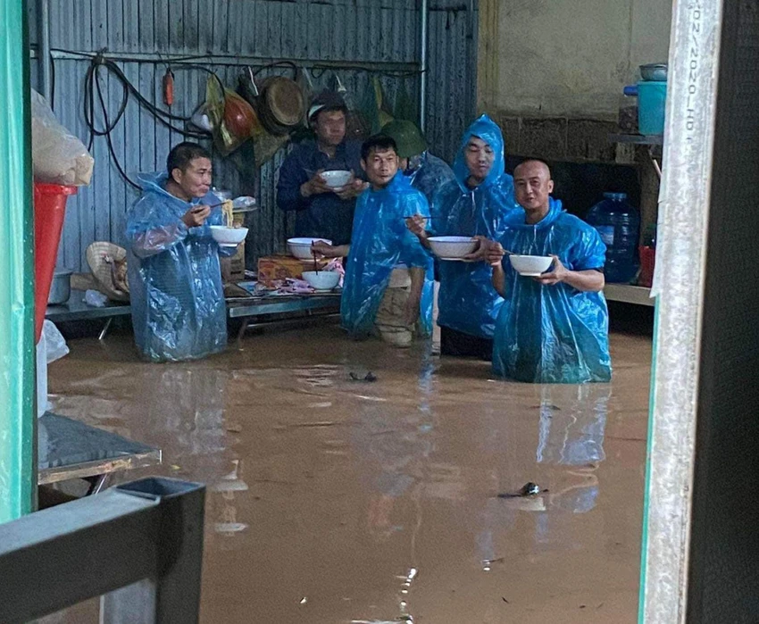 Công nhân, kỹ sư dự án cao tốc Cam Lộ - La Sơn cũng phải tạm ngưng thi công vì dự án bị ngập. Ảnh: CTV