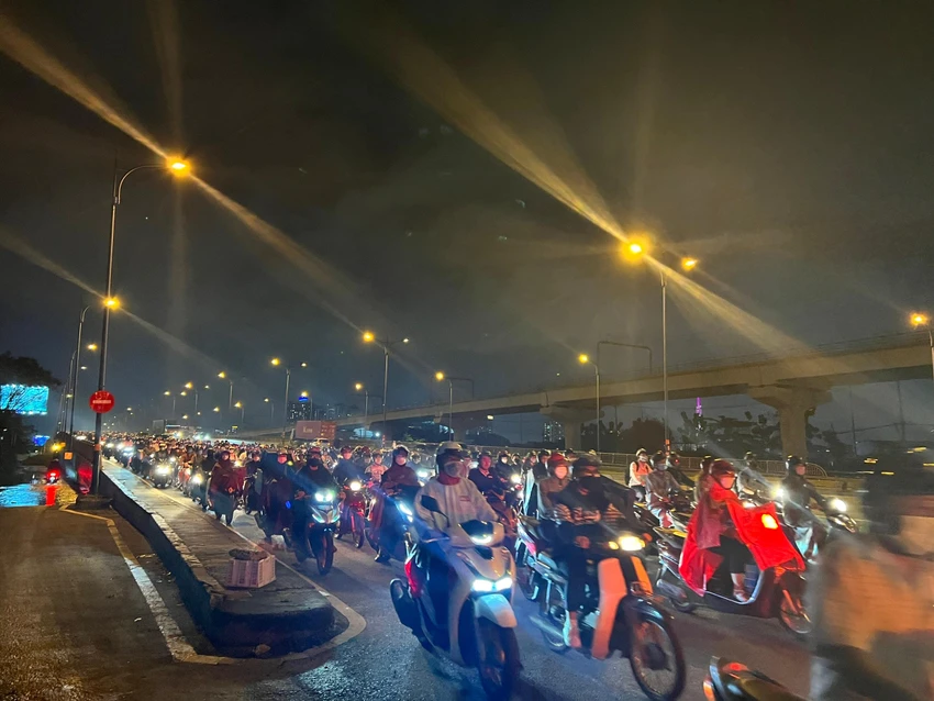 Tình trạng ùn ứ diễn ra cả giờ cao điểm sáng và tối. Ảnh: ĐT. Tình trạng ùn ứ diễn ra cả giờ cao điểm sáng và tối. Ảnh: ĐT.