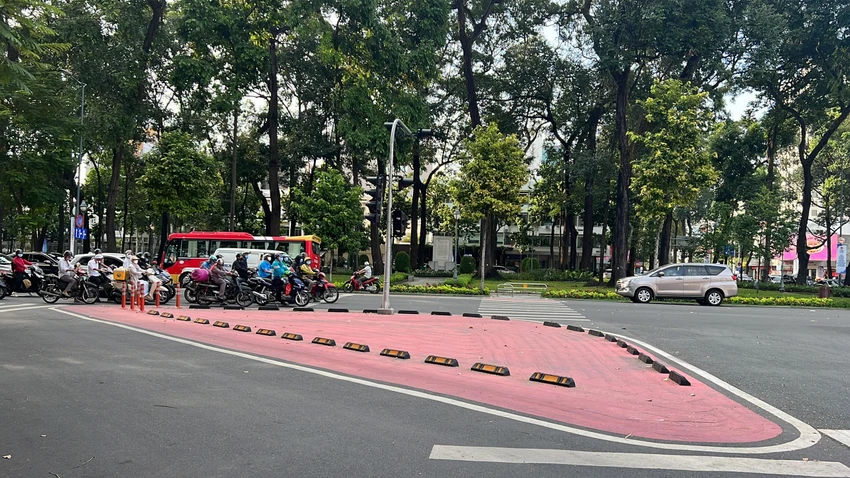 Trước đó, Trung tâm Quản lý hạ tầng giao thông đường bộ cũng sơn nhiều vạch phản quang ở khu vực có người dân đi lại cao. Ảnh: ĐT. Trước đó, Trung tâm Quản lý hạ tầng giao thông đường bộ cũng sơn nhiều vạch phản quang ở khu vực có người dân đi lại cao. Ảnh: ĐT.