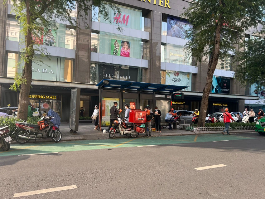 Vạch phản quang màu xanh. Ảnh: ĐT. Vạch phản quang màu xanh. Ảnh: ĐT.