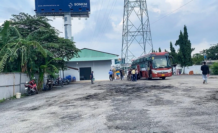 Xuất hiện 1 bến 'cóc' mới dưới dạ cầu Sài Gòn ảnh 1 Xuất hiện 1 bến 'cóc' mới dưới dạ cầu Sài Gòn ảnh 1