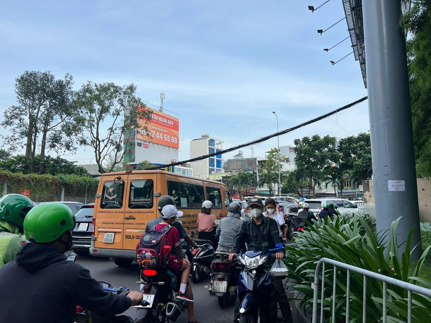 Xung đột giao thông từ khu dân cư ra đường Nguyễn Hữu Cảnh đã gây kẹt xe cục bộ. Ảnh: ĐT. Xung đột giao thông từ khu dân cư ra đường Nguyễn Hữu Cảnh đã gây kẹt xe cục bộ. Ảnh: ĐT.