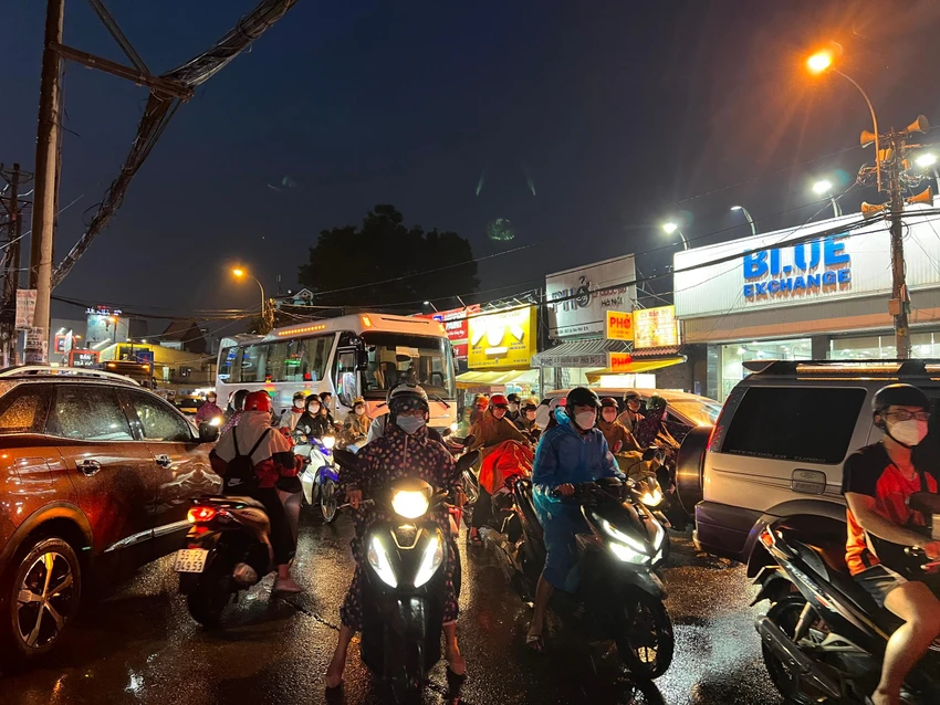 Ùn ứ trên đường Lê Văn Việt trở thành nỗi ám ảnh của người dân. Ảnh: ĐT.
