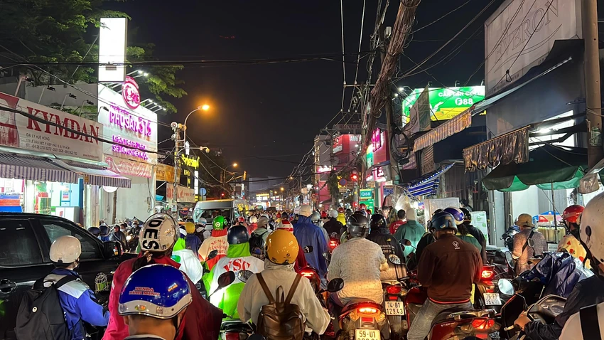 Hàng ngàn phương tiện ùn ứ, chưa tìm được "lối thoát".