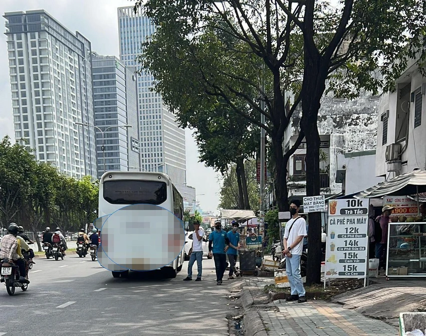 Lượng khách lên xuống xe khu vực đường Điện Biên Phủ là rất lớn. Ảnh: ĐT. Lượng khách lên xuống xe khu vực đường Điện Biên Phủ là rất lớn. Ảnh: ĐT.