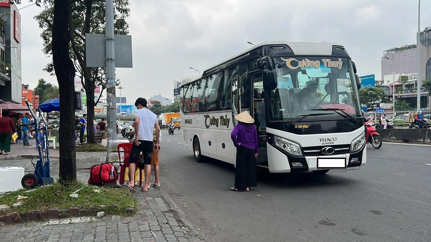 Nhà xe dừng đợi khách lên xe. Ảnh: ĐT. Nhà xe dừng đợi khách lên xe. Ảnh: ĐT.