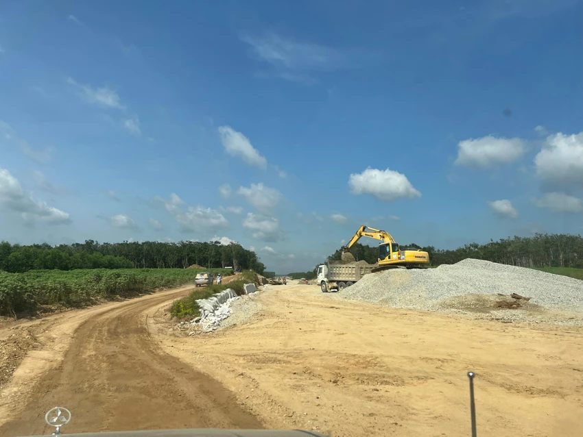 Có nhiều đoạn vẫn khá ngổn ngang, nhiệm vụ trọng tâm phải thông xe vào ngày 31-12. Có nhiều đoạn vẫn khá ngổn ngang, nhiệm vụ trọng tâm phải thông xe vào ngày 31-12.