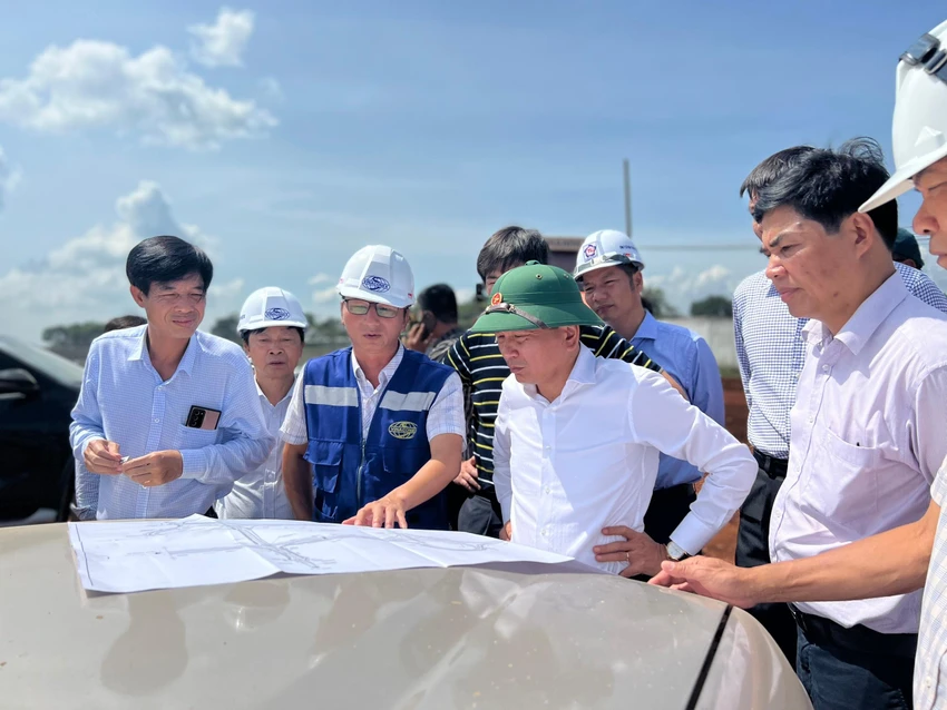 Thứ trưởng Bộ GTVT Nguyễn Danh Huy đã có buổi kiểm tra cao tốc Phan Thiết - Dầu Giây cùng chủ đầu tư và các nhà thầu. Thứ trưởng Bộ GTVT Nguyễn Danh Huy đã có buổi kiểm tra cao tốc Phan Thiết - Dầu Giây cùng chủ đầu tư và các nhà thầu.