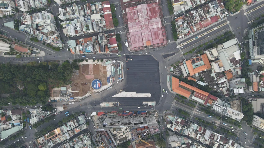 Khu vực vòng xoay Quách Thị Trang - phía trước chợ Bến Thành đã lộ diện sau nhiều năm rào chắn để thi công tuyến metro số 1. Khu vực vòng xoay Quách Thị Trang - phía trước chợ Bến Thành đã lộ diện sau nhiều năm rào chắn để thi công tuyến metro số 1.