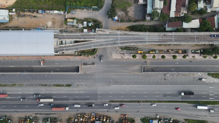 Hầm chui Bến xe Miền Đông mới nằm trên trục Xa lộ Hà Nội, TP Thủ Đức được khởi công từ tháng 3-2020 và sẽ thông xe trong tháng 11 này. Hầm chui Bến xe Miền Đông mới nằm trên trục Xa lộ Hà Nội, TP Thủ Đức được khởi công từ tháng 3-2020 và sẽ thông xe trong tháng 11 này.