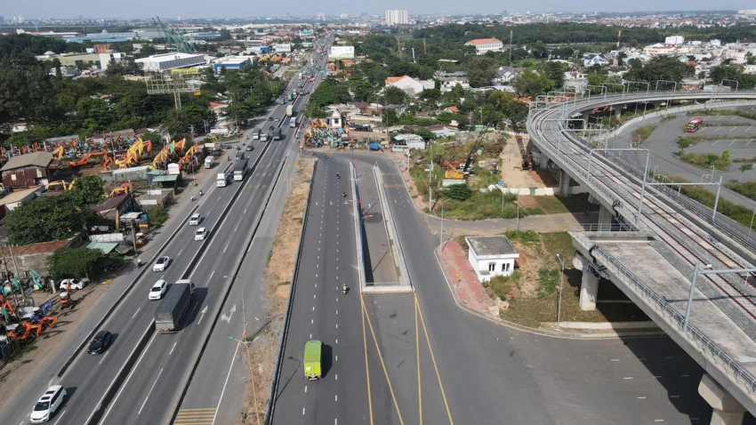 Hầm chui trước Bến xe Miền Đông mới có chiều dài 670 m, rộng 8 m cho xe 2 bánh, ô tô con lưu thông để tránh xung đột giao thông với các phương tiện vào BXMĐ mới. Hầm chui trước Bến xe Miền Đông mới có chiều dài 670 m, rộng 8 m cho xe 2 bánh, ô tô con lưu thông để tránh xung đột giao thông với các phương tiện vào BXMĐ mới.