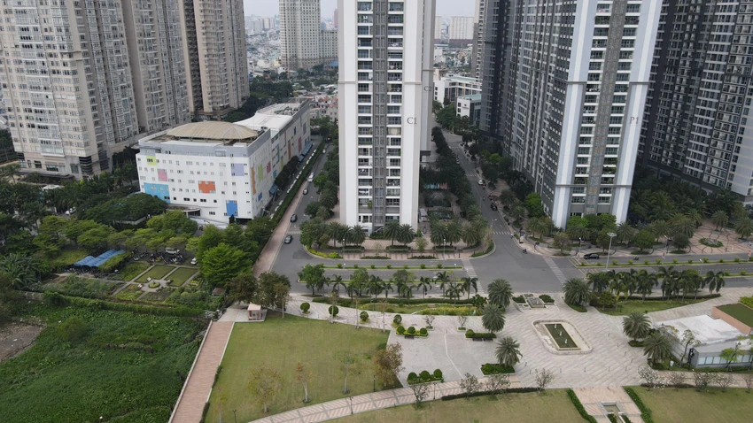 Bức tường cao hơn 2 m, được xây dựng để ngăn cách giữa 2 khu đô thị. Bức tường cao hơn 2 m, được xây dựng để ngăn cách giữa 2 khu đô thị.