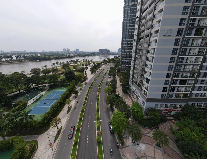 Tuy nhiên, tuyến đường ven sông Sài Gòn hiện nay vẫn chưa thể khơi thông. Công an TP.HCM cho rằng hai dự án được kết nối với nhau sẽ tạo điều kiện thuận lợi cho người dân đi tắt qua các đoạn đường nội bộ để ra điểm mở dải phân cách trên đường Nguyễn Hữu Cảnh rẽ trái về trung tâm. Tuy nhiên, tuyến đường ven sông Sài Gòn hiện nay vẫn chưa thể khơi thông. Công an TP.HCM cho rằng hai dự án được kết nối với nhau sẽ tạo điều kiện thuận lợi cho người dân đi tắt qua các đoạn đường nội bộ để ra điểm mở dải phân cách trên đường Nguyễn Hữu Cảnh rẽ trái về trung tâm.
