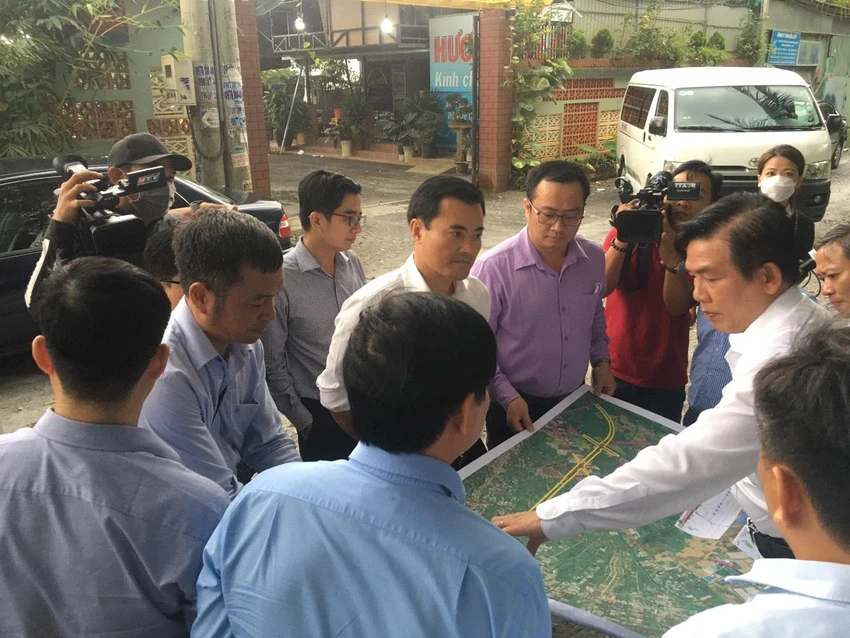 Phó Chủ tịch UBND TP Bùi Xuân Cường đốc thúc tiến độ dự án vành đai 3 TP.HCM. Ảnh: CTV. Phó Chủ tịch UBND TP Bùi Xuân Cường đốc thúc tiến độ dự án vành đai 3 TP.HCM. Ảnh: CTV.