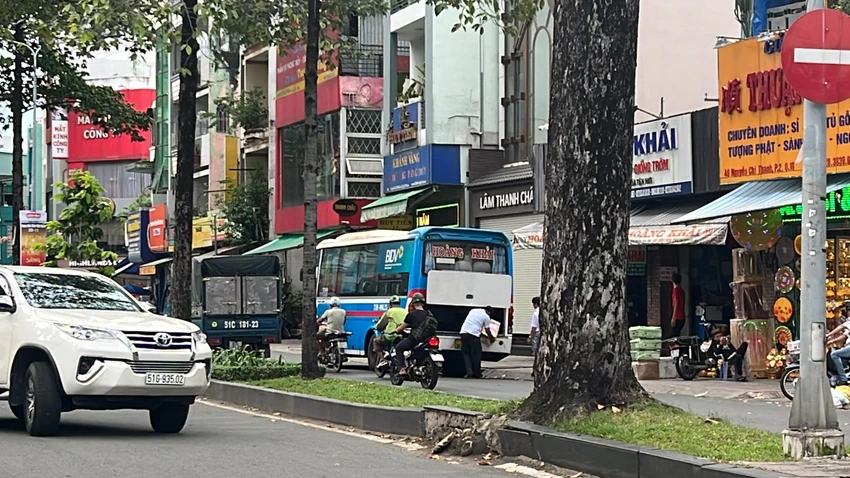 Một nhà xe khác đón khách trên đường Nguyễn Chí Thanh. Ảnh: ĐT. Một nhà xe khác đón khách trên đường Nguyễn Chí Thanh. Ảnh: ĐT.