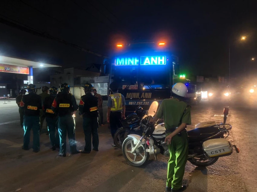 Xe khách cố tình đón trả khách sai quy định. Ảnh: CTV.