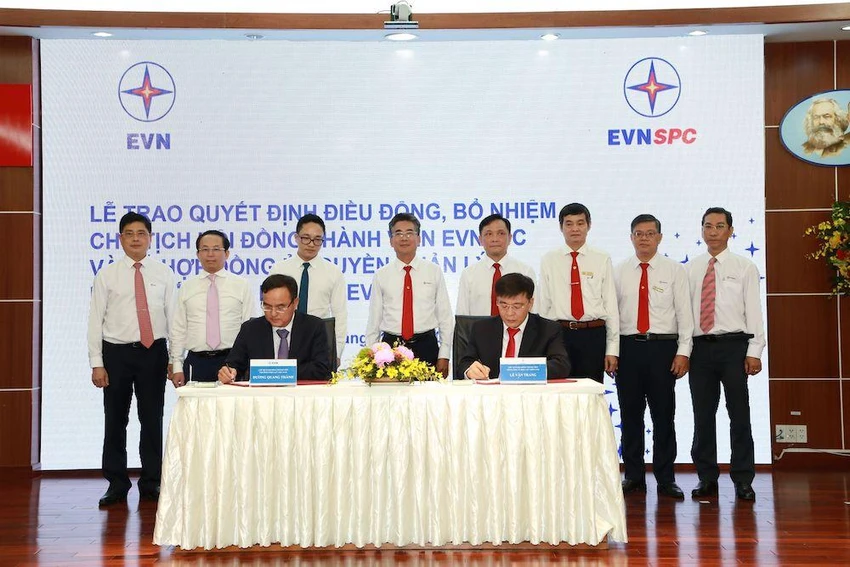 Ông Dương Quang Thành – Bí thư Đảng ủy, Chủ tịch HĐTV EVN và ông Lê Văn Trang - Chủ tịch HĐTV EVNSPC ký hợp đồng ủy quyền quản lý phần vốn của EVN tại EVNSPC. Ông Dương Quang Thành – Bí thư Đảng ủy, Chủ tịch HĐTV EVN và ông Lê Văn Trang - Chủ tịch HĐTV EVNSPC ký hợp đồng ủy quyền quản lý phần vốn của EVN tại EVNSPC.