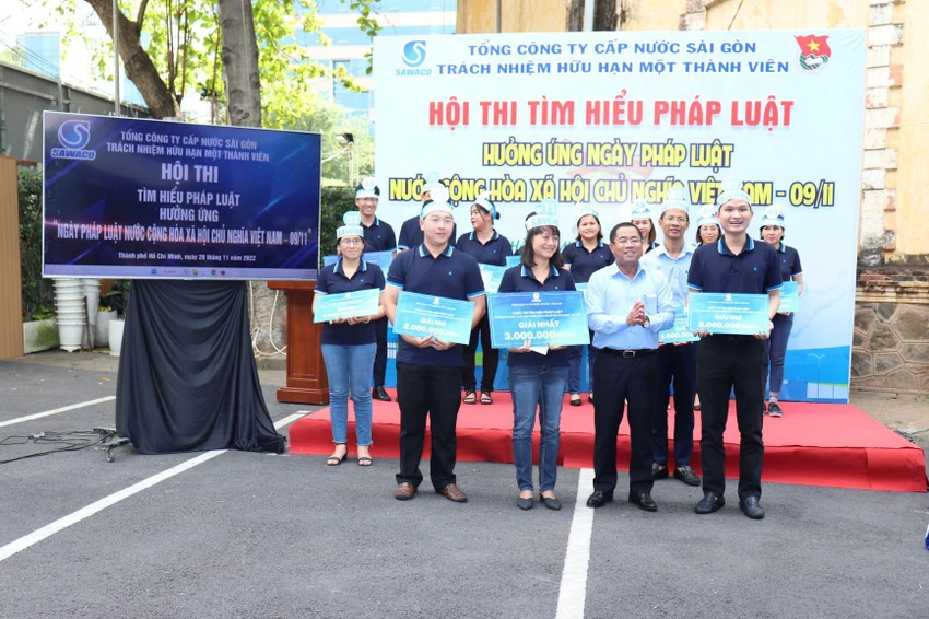 Ông Dương Hồng Nhân, Chủ tịch Hội đồng thành viên SAWACO trao giải cho nhóm đạt giải. Ảnh: N.BÍCH. Ông Dương Hồng Nhân, Chủ tịch Hội đồng thành viên SAWACO trao giải cho nhóm đạt giải. Ảnh: N.BÍCH.