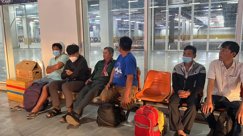 Hành khách ngồi chờ lên xe từ BXMĐ mới về nhà. Ảnh: ĐT. Hành khách ngồi chờ lên xe từ BXMĐ mới về nhà. Ảnh: ĐT.