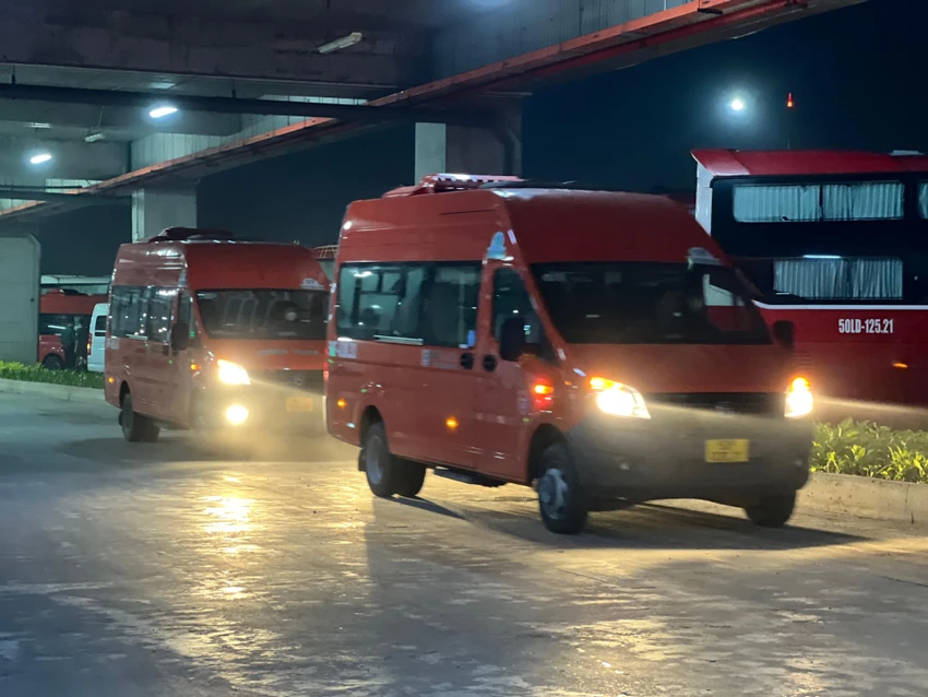 Những chuyến xe đầu tiên đã xuất phát. Những chuyến xe đầu tiên đã xuất phát.