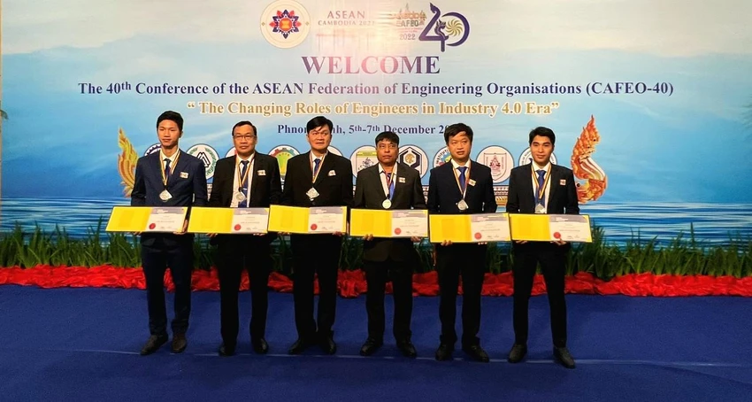 6 kỹ sư thuộc EVNHCMC đại diện cho 64 kỹ sư ASEAN nhận chứng chỉ tại Hội nghị lần này. 6 kỹ sư thuộc EVNHCMC đại diện cho 64 kỹ sư ASEAN nhận chứng chỉ tại Hội nghị lần này.