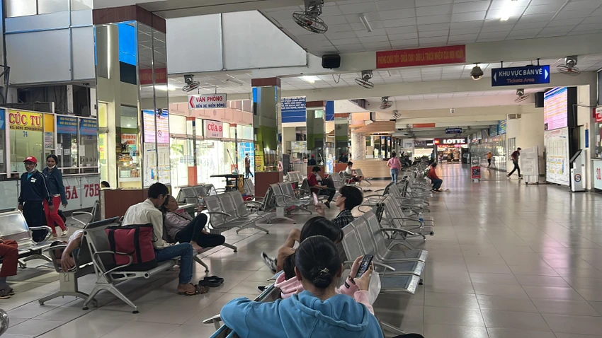 Cả sảnh vé chỉ lác đác vài hành khách. Ảnh: ĐT. Cả sảnh vé chỉ lác đác vài hành khách. Ảnh: ĐT.