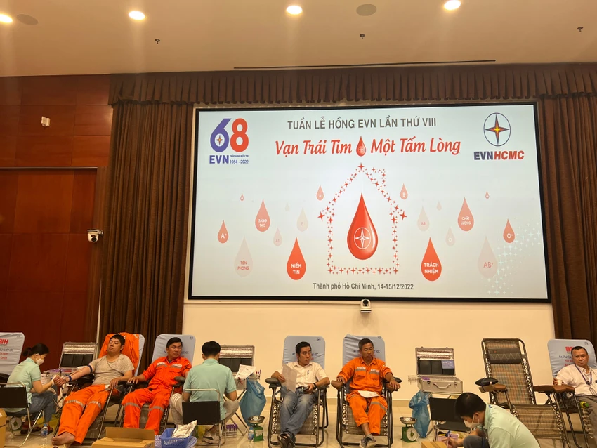 Riêng sáng 14-12, đã có gần 150 cán bộ, công nhân viên tham gia hiến máu tình nguyện. Ảnh: ĐT. Riêng sáng 14-12, đã có gần 150 cán bộ, công nhân viên tham gia hiến máu tình nguyện. Ảnh: ĐT.