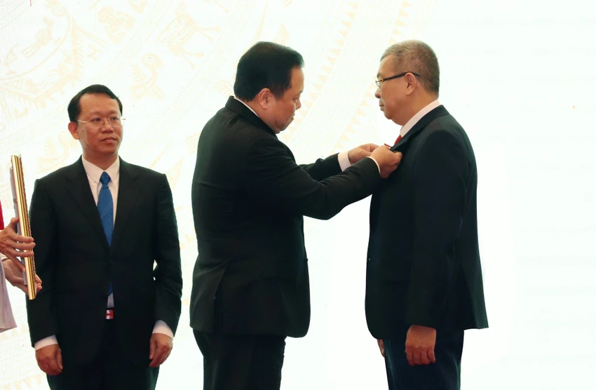 Tổng giám đốc EVNHCMC Nguyễn Văn Thanh (bên phải) nhận Huân chương lao động hạng Nhất. Ảnh: Hồng Hoa. Tổng giám đốc EVNHCMC Nguyễn Văn Thanh (bên phải) nhận Huân chương lao động hạng Nhất. Ảnh: Hồng Hoa.