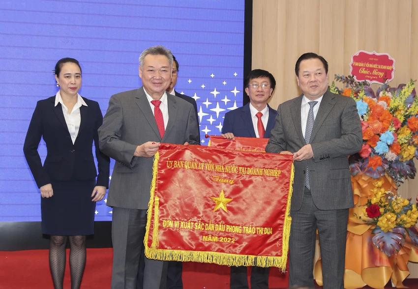 Chủ tịch Hội đồng thành viên EVNHCMC Phạm Quốc Bảo (bên trái) thay mặt đơn vị đón nhận Cờ “Đơn vị xuất sắc dẫn đầu phong trào thi đua năm 2022” do Ủy ban Quản lý vốn nhà nước tại doanh nghiệp trao tặng. Ảnh: Ngọc Tuấn. Chủ tịch Hội đồng thành viên EVNHCMC Phạm Quốc Bảo (bên trái) thay mặt đơn vị đón nhận Cờ “Đơn vị xuất sắc dẫn đầu phong trào thi đua năm 2022” do Ủy ban Quản lý vốn nhà nước tại doanh nghiệp trao tặng. Ảnh: Ngọc Tuấn.