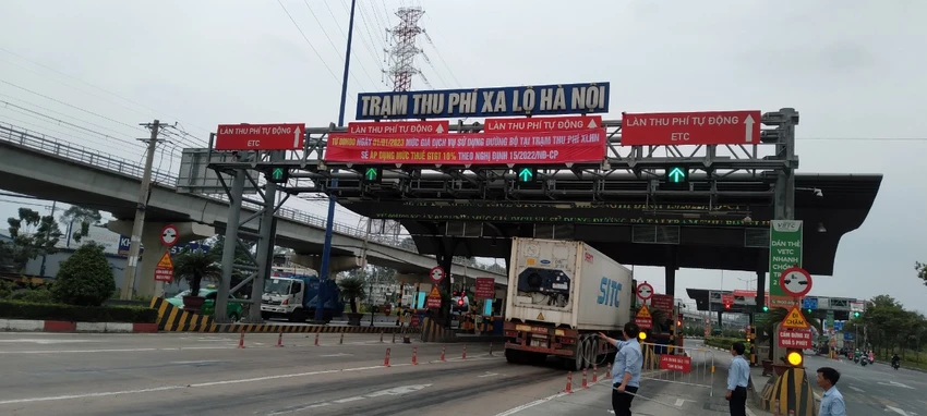 Chủ đầu tư trạm thu phí BOT Xa lộ Hà Nội dán thông báo cho người dân biết. Ảnh: CTV. Chủ đầu tư trạm thu phí BOT Xa lộ Hà Nội dán thông báo cho người dân biết. Ảnh: CTV.