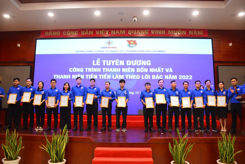Đoàn Thanh niên EVNHCMC được công nhận là đơn vị xuất sắc dẫn đầu trong cụm thi đua trực thuộc Thành đoàn TP.HCM. Ảnh: ĐÀO TRANG. Đoàn Thanh niên EVNHCMC được công nhận là đơn vị xuất sắc dẫn đầu trong cụm thi đua trực thuộc Thành đoàn TP.HCM. Ảnh: ĐÀO TRANG.