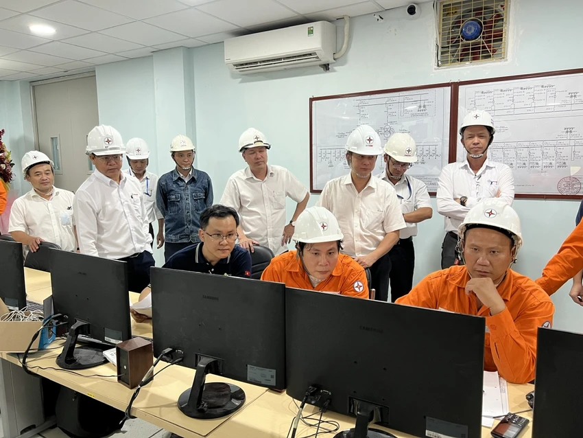 Ông Bùi Hải Thành – Phó Tổng Giám đốc EVNHCMC và Hội đồng nghiệm thu theo dõi quá trình đóng điện Trạm 220/110kV Tân Cảng. Ảnh: EVNHCMC.