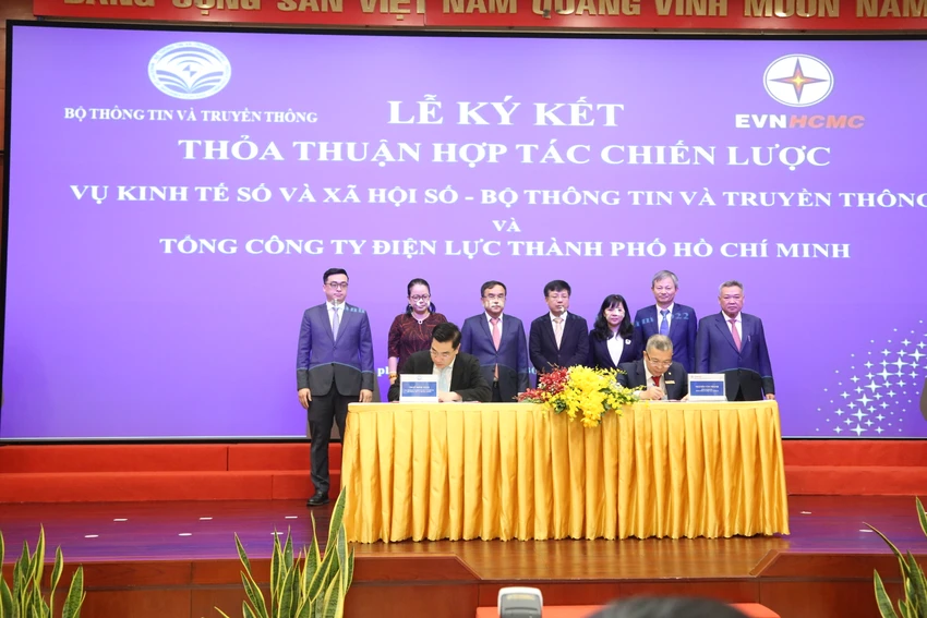 2 đơn vị đã ký kết thỏa thuận hợp tác chiến lược về việc xây dựng mô hình mẫu về đánh giá mức độ chuyển đổi số cho các doanh nghiệp. Ảnh: NGỌC THUẬN. 2 đơn vị đã ký kết thỏa thuận hợp tác chiến lược về việc xây dựng mô hình mẫu về đánh giá mức độ chuyển đổi số cho các doanh nghiệp. Ảnh: NGỌC THUẬN.