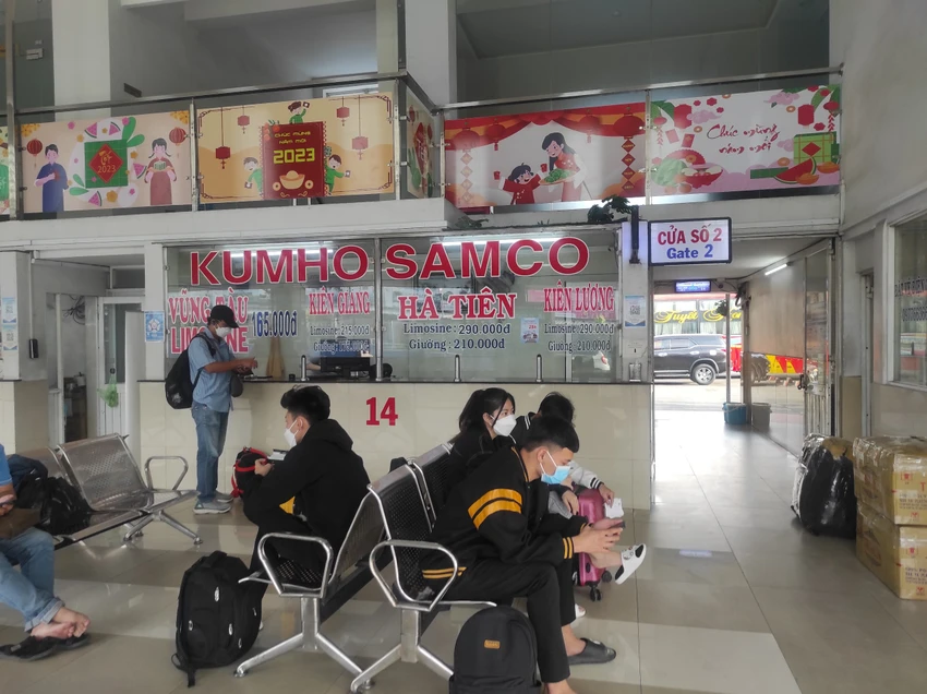 Tuy nhiên, lượng khách đi lại qua bến này không đông bằng chiều ngày 30-12. Ảnh: ĐT Tuy nhiên, lượng khách đi lại qua bến này không đông bằng chiều ngày 30-12. Ảnh: ĐT