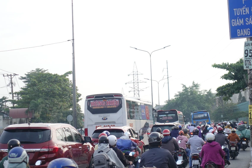 Đa phần người dân sử dụng phương tiện cá nhân trong kỳ nghỉ lễ này. Ảnh: ĐT Đa phần người dân sử dụng phương tiện cá nhân trong kỳ nghỉ lễ này. Ảnh: ĐT