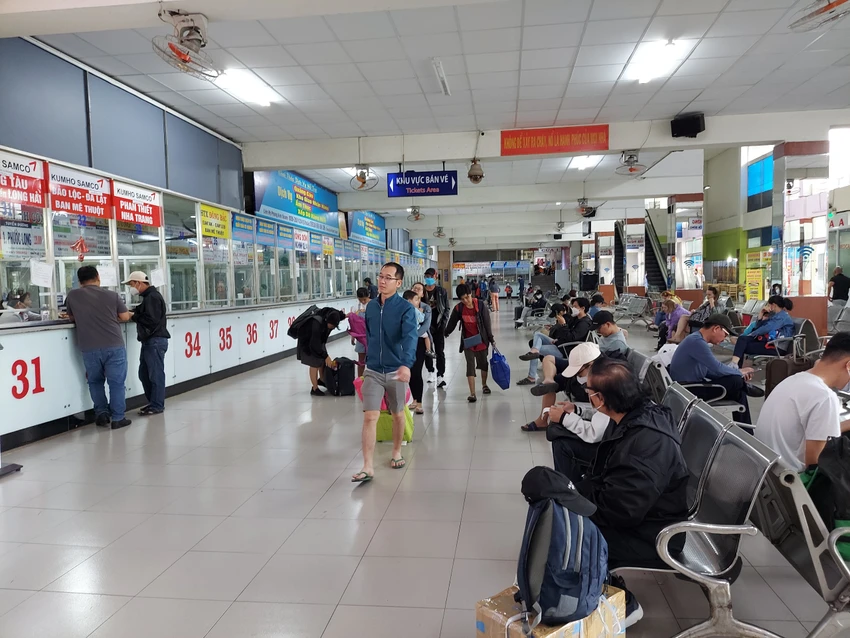 Đa phần người dân đã đặt vé qua mạng từ sớm. Ảnh: ĐÀO TRANG Đa phần người dân đã đặt vé qua mạng từ sớm. Ảnh: ĐÀO TRANG