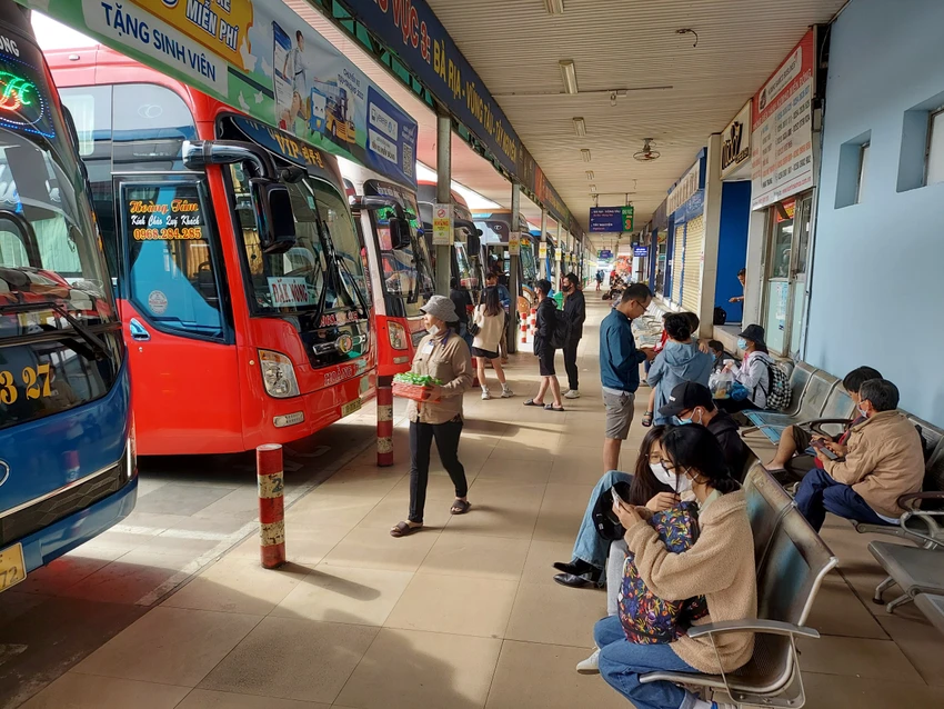Ước tính hàng ngàn lượt khách sẽ qua các BX trong kỳ nghỉ lễ này. Ảnh: ĐÀO TRANG Ước tính hàng ngàn lượt khách sẽ qua các BX trong kỳ nghỉ lễ này. Ảnh: ĐÀO TRANG