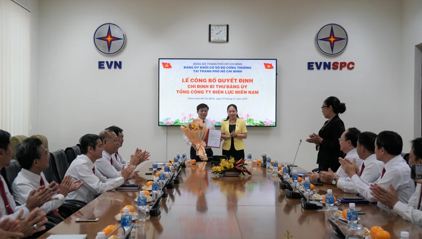 Bà Lê Thị Hồng Nga - Bí thư Đảng ủy Khối Cơ sở Bộ Công Thương tại TP.HCM trao quyết định chỉ định Bí thư Đảng ủy Tổng công ty Điện lực miền Nam nhiệm kỳ 2020-2025 cho ông Lê Văn Trang. Bà Lê Thị Hồng Nga - Bí thư Đảng ủy Khối Cơ sở Bộ Công Thương tại TP.HCM trao quyết định chỉ định Bí thư Đảng ủy Tổng công ty Điện lực miền Nam nhiệm kỳ 2020-2025 cho ông Lê Văn Trang.