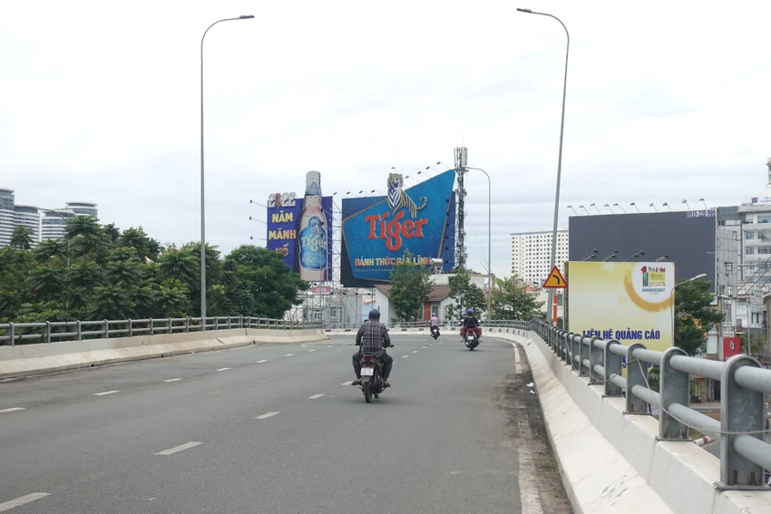 Cầu vượt Nguyễn Hữu Cảnh rất ít phương tiện di chuyển. Ảnh: ĐT. Cầu vượt Nguyễn Hữu Cảnh rất ít phương tiện di chuyển. Ảnh: ĐT.
