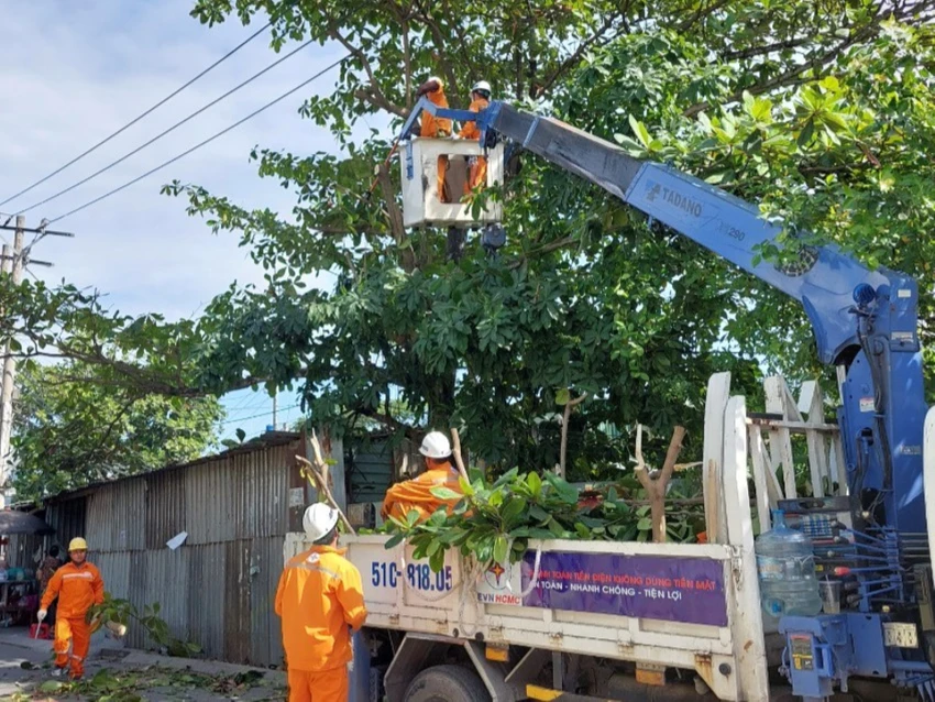 Ngành điện đang thực hiện kiểm tra, bảo dưỡng định kỳ. Ảnh: EVNHCMC