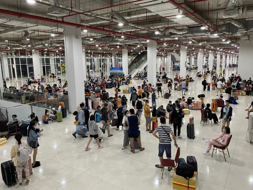 Đại diện Bến xe Miền Đông mới cho biết lượng khách đến bến tăng cao đột biến. Riêng ngày 14-1 là 8.000 khách/ngày, đến ngày 15-1, lượng khách đến bến đạt 11.000 khách, cao hơn mức dự báo ban đầu.