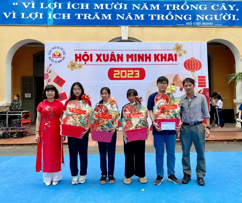 Ông Trần Minh Hải, Phó trưởng Ban Truyền thông (bìa phải), đại diện EVNHCMC trao quà Tết cho các em trường PTTH Nguyễn Thị Minh Khai có hoàn cảnh đặc biệt vì COVID-19. Ông Trần Minh Hải, Phó trưởng Ban Truyền thông (bìa phải), đại diện EVNHCMC trao quà Tết cho các em trường PTTH Nguyễn Thị Minh Khai có hoàn cảnh đặc biệt vì COVID-19.