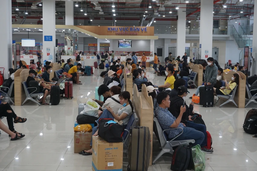 Lượng khách qua bến xe có xu hướng giảm so với những ngày trước đó. Ảnh: ĐÀO TRANG.