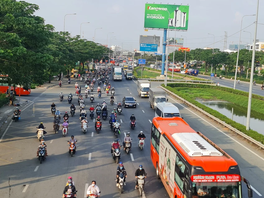 Giao thông thông thoáng, các chặng về miền Tây chủ yếu là chặng ngắn nên chưa có tình trạng ùn ứ. Ảnh: NGUYỄN CHÂU.
