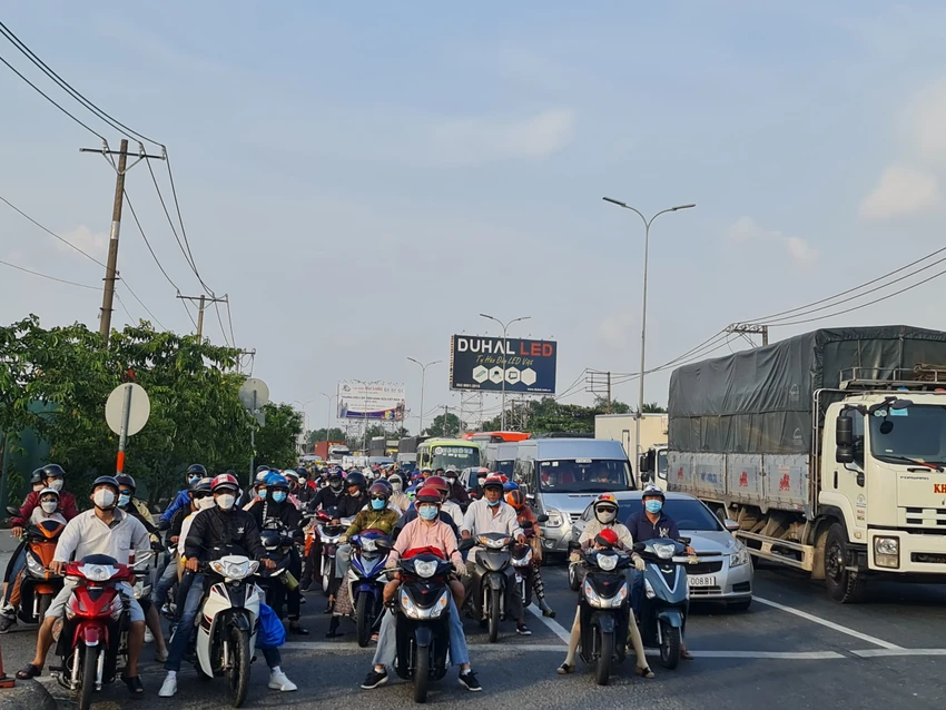 Khu vực cửa ngõ phía Tây ngày 17-1 không có tình trạng ùn ứ như những năm trước. Ảnh: NGUYỄN CHÂU.
