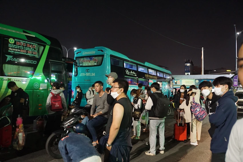 Lượng khách qua Bến xe Miền Đông cũ tăng cao hơn so với những ngày trước. Ảnh: ĐT.