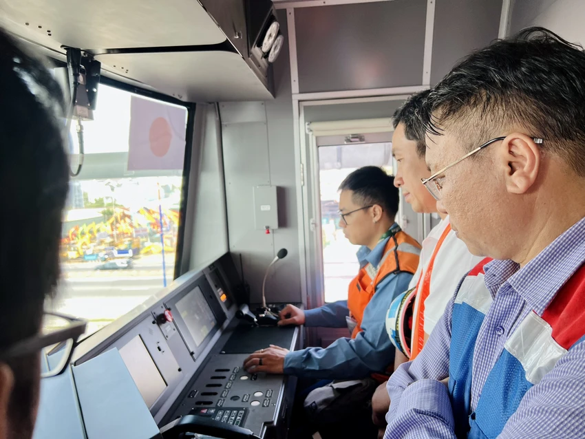 Phó Trưởng ban phụ trách metro số 1 Nguyễn Quốc Hiển đã trực tiếp kiểm tra công tác chuẩn bị và chạy thử nghiệm 1 đoạn trên cao. Phó Trưởng ban phụ trách metro số 1 Nguyễn Quốc Hiển đã trực tiếp kiểm tra công tác chuẩn bị và chạy thử nghiệm 1 đoạn trên cao.
