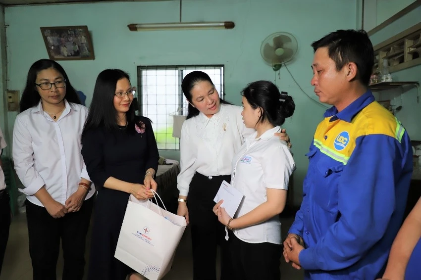 Bà Lê Thị Hồng Nga – Bí thư Đảng ủy Khối và bà Nguyễn Thị Thanh Hương – Phó Tổng Giám đốc EVNGENCO3 đến thăm hỏi, động viên các gia đình, học sinh có hoàn cảnh khó khăn. Bà Lê Thị Hồng Nga – Bí thư Đảng ủy Khối và bà Nguyễn Thị Thanh Hương – Phó Tổng Giám đốc EVNGENCO3 đến thăm hỏi, động viên các gia đình, học sinh có hoàn cảnh khó khăn.
