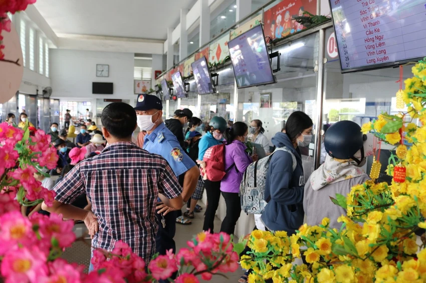 Lượng khách qua Bến xe Miền Tây đạt 55.000 lượt khách/ngày. Lượng khách qua Bến xe Miền Tây đạt 55.000 lượt khách/ngày.