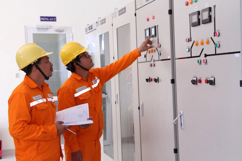 Công nhân điện kiểm tra đường dây điện trước tết Nguyên đán 2023. Công nhân điện kiểm tra đường dây điện trước tết Nguyên đán 2023.